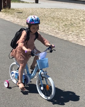 Rose Nivine re�oit son premier v�lo