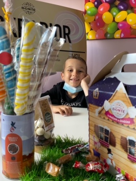 Mael visite une confiserie pour manger beaucoup de bonbons