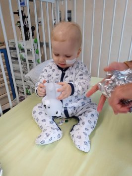 Yaël reçoit une jolie lampe Yaël reçoit une jolie lampe