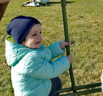 Une aire de jeux avec sa cabane en bois pour Flavio 