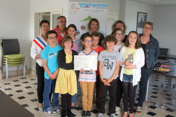 Les jeunes �lus de Vendrennes remettent un ch�que � � MA VIE 