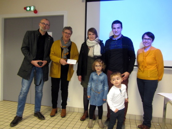 Remise de ch�que par l'amicale des pompiers de la Ch�taigneraie