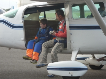 Le r�ve de Quentin: saut en parachute