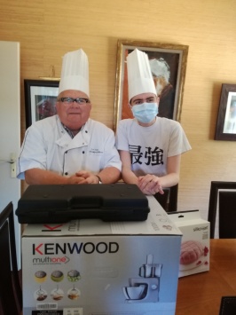 Marin prend un cours de cuisine avec un grand chef.