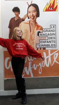 Salom� top mod�le au Galeries Lafayette 