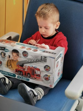 Alex re�oit le camion de pompier de ses r�ves