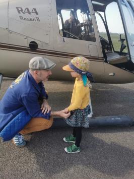 Adélie avec Vladimir son grand frère pour découvrir l’hélico R44 Adélie avec Vladimir son grand frère pour découvrir l’hélico R44