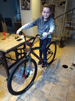 Colin re�oit le v�lo de ses r�ves