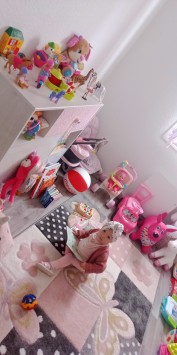 Une jolie commode et un tapis rose pour d�corer la chambre de Nour