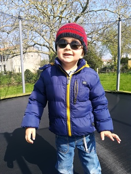 Un trampoline dans le jardin d'Aloys 