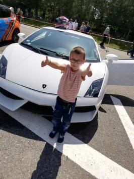 Evan au volant d'une Lamborghini
