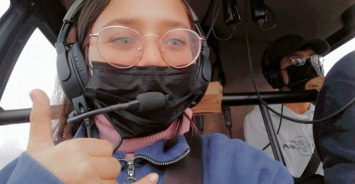 Kamar survole le littoral en h�licopt�re 