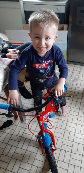 Marlon re�oit un v�lo de Pat Patrouille