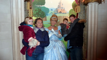Louna et Mila � Disney land Paris en famille