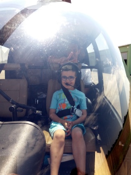 Lucas fait son bapt�me de l'air en h�licopt�re