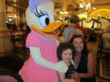 Juliette, Julianna, Hozanna et Th�au � Disneyland avec leurs familles